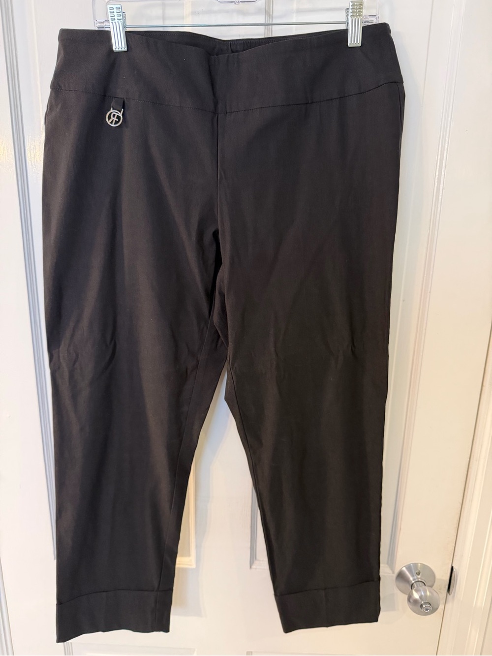 Raffinalla Black Capri Pants – Size 16